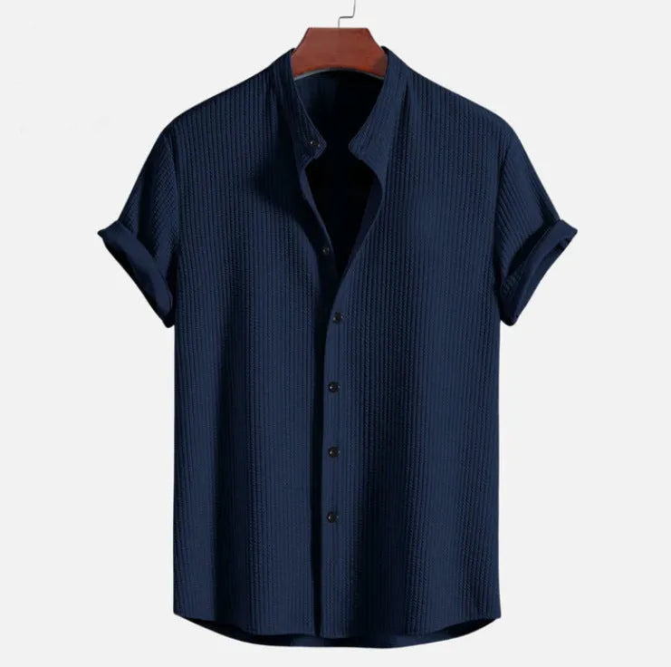 Men's loose-fitting short sleeve summer shirt in a solid colour, made from polyester.