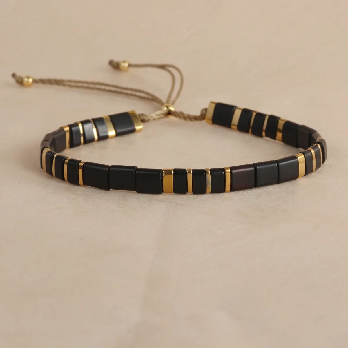 Geometric pull beads bracelet in glass or coloured glaze with round elements