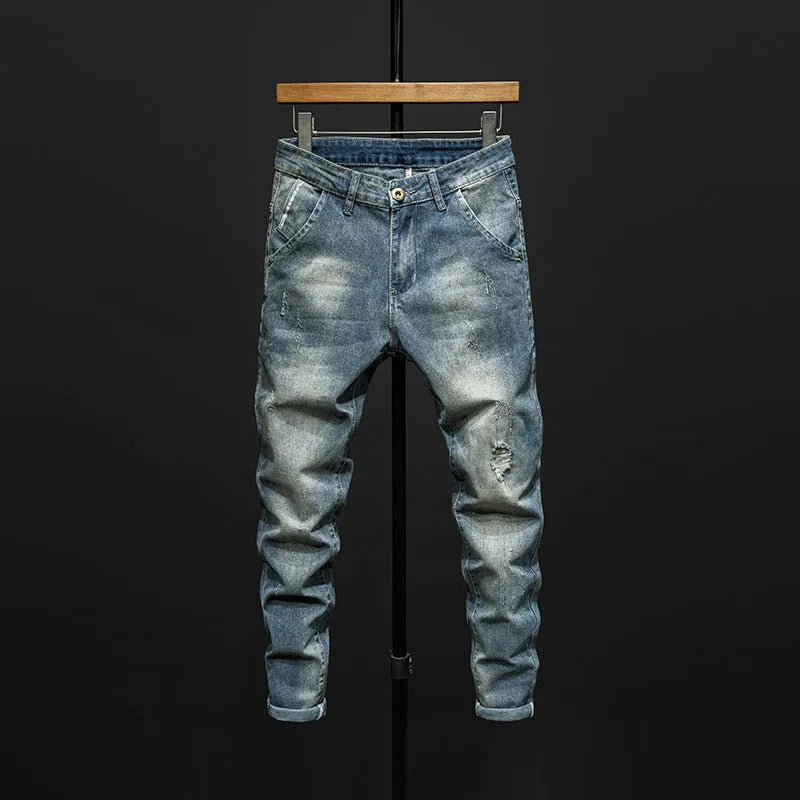 Slim-fitting men's skinny jeans in dark blue or light blue cotton denim with micro elasticity.