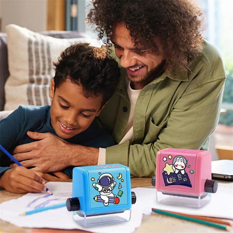 Math roller stamp in blue or pink, plastic, 4.4 x 3 x 4.8 cm, for addition subtraction multiplication division practice.