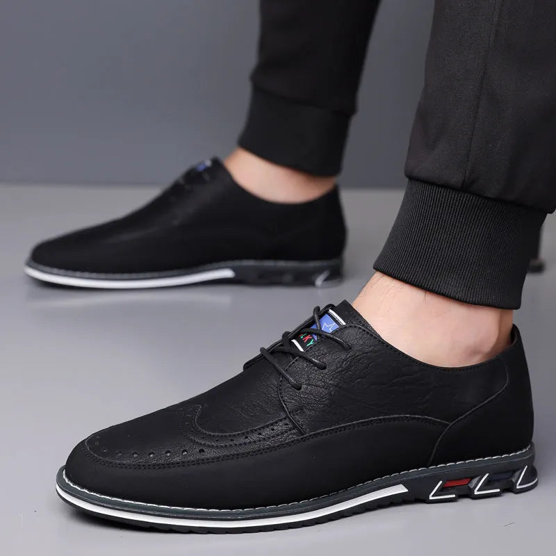 Men's low-top casual leather shoes in black with a leather toe cap, decorative sewing lines, and a rubber sole.