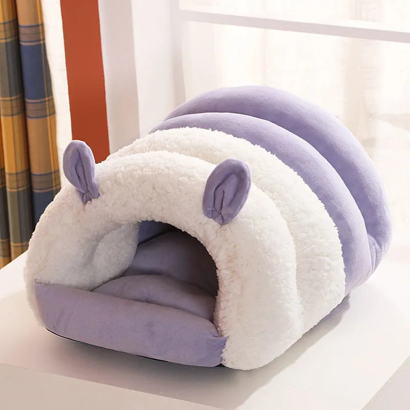 Closed cat nest in blue, available in sizes S 30x40 cm and M 40x50 cm, with washable outer material