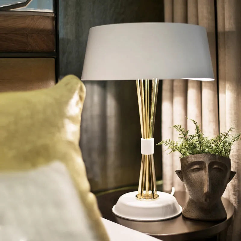 Iron table lamp with metal lampholder, LED light source, 35 x 66cm, Black or White, 220V