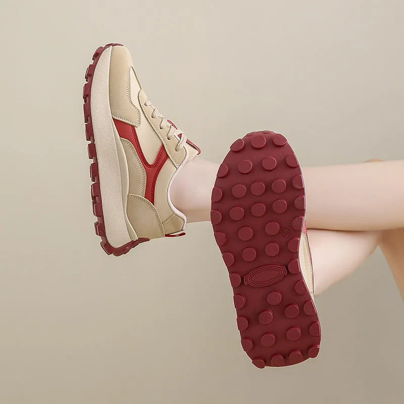Women's low-top platform sports shoes in card black with lace-up front and rubber sole