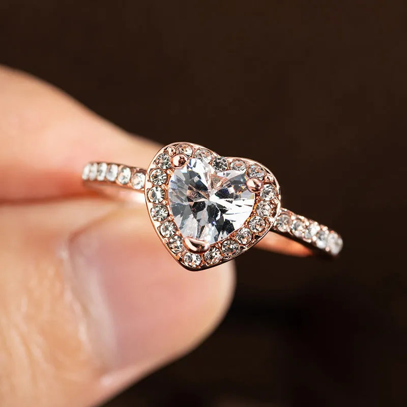 Heart-shaped crystal wedding ring with white copper construction in rose gold or silvery finish