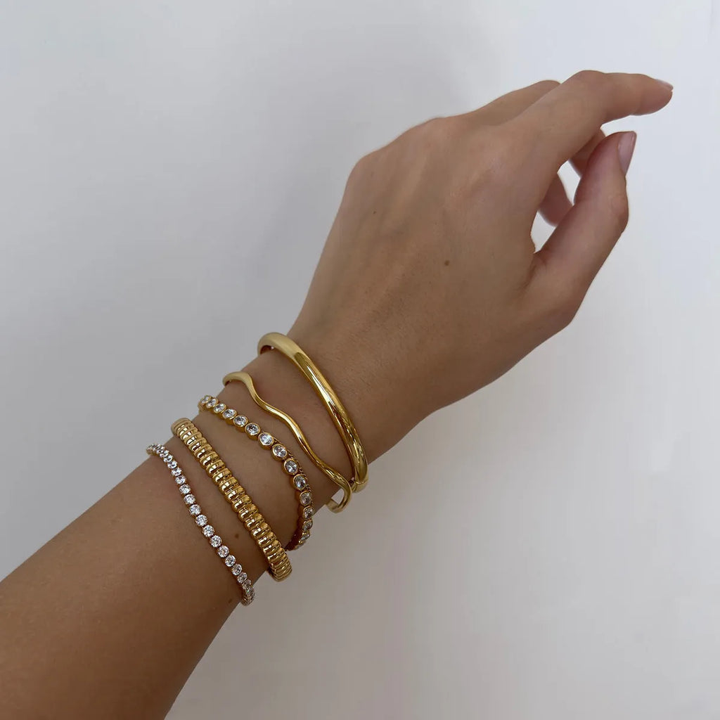 Women's stainless steel bracelet in an electroplated colour with a European and American style design.