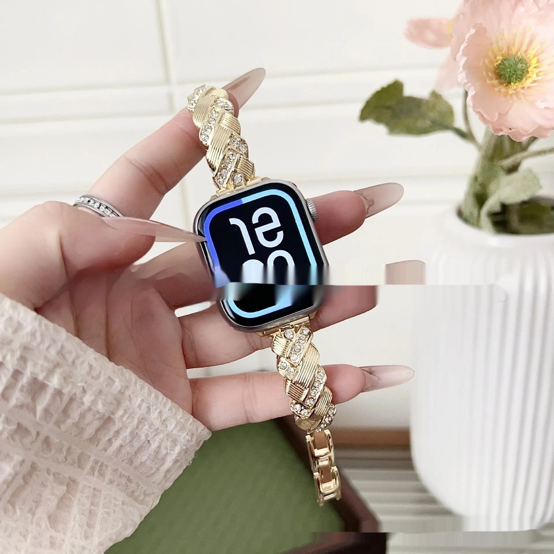Zinc alloy metal Apple watch strap in silver, rose gold, gold, black, and starlight colour options.