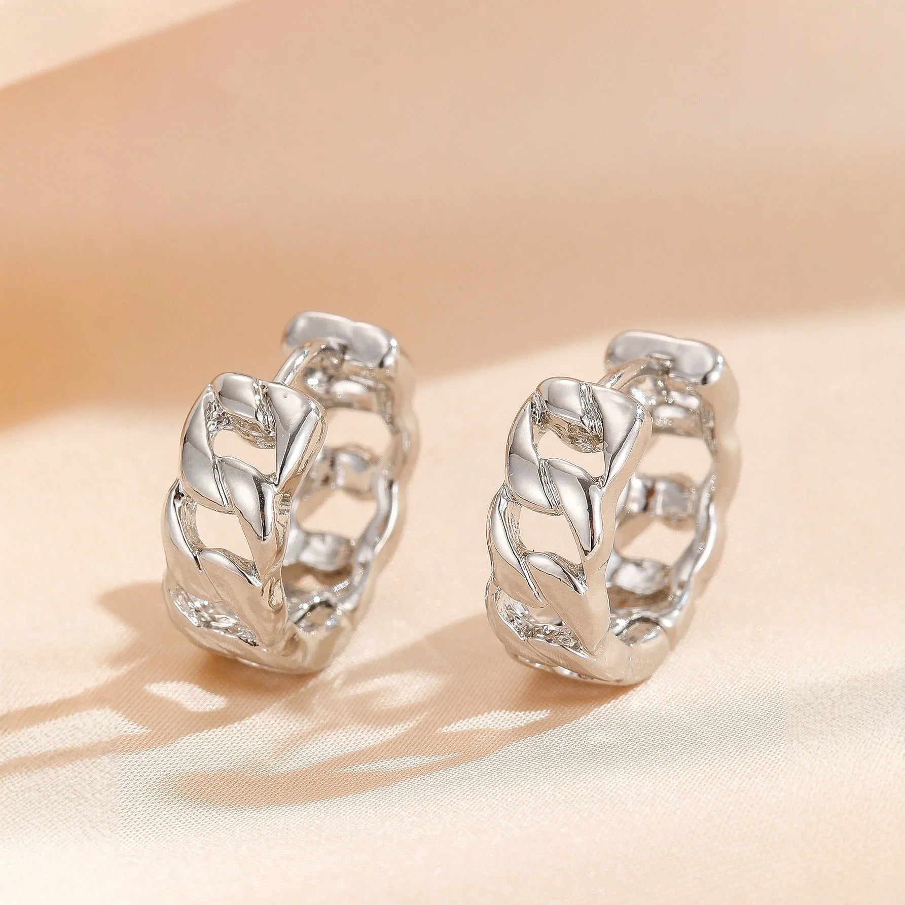 Minimalist hollow ear buckle earrings in metal, 2 cm diameter, style 1