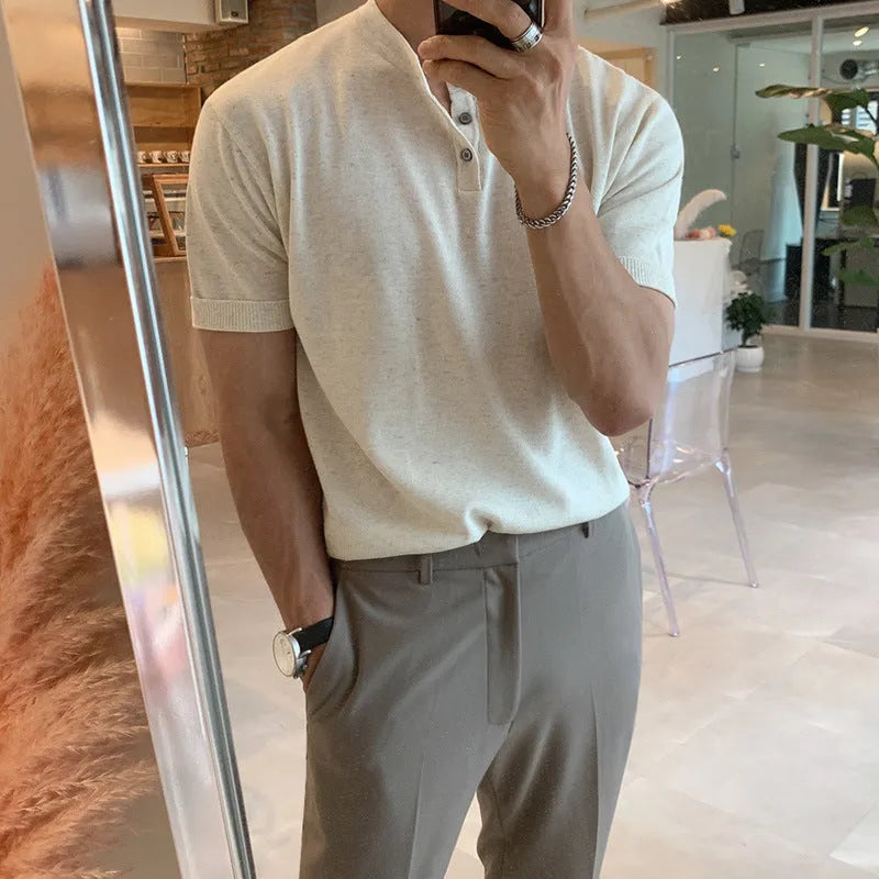 Man wearing a black slim-fit short-sleeved knitted ice silk shirt