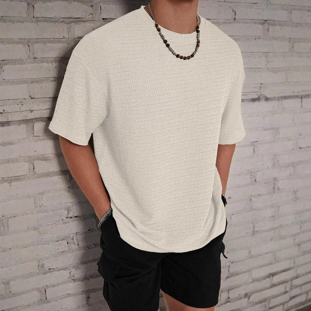 Men's slim-fit solid colour round neck T-shirt in thin polyester fabric.
