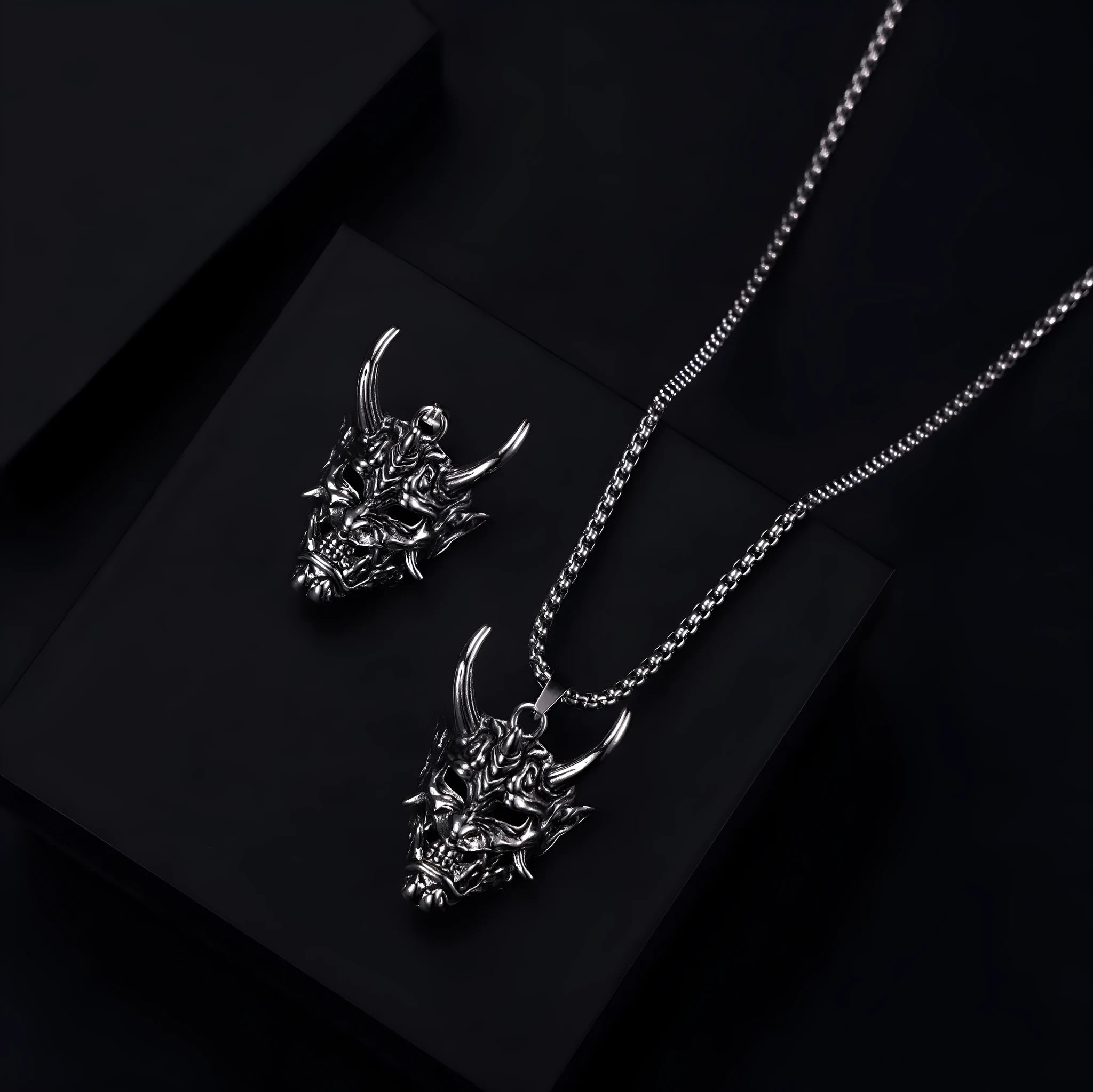 Men's vintage silver necklace with a 40mm zinc alloy pendant on a chain.