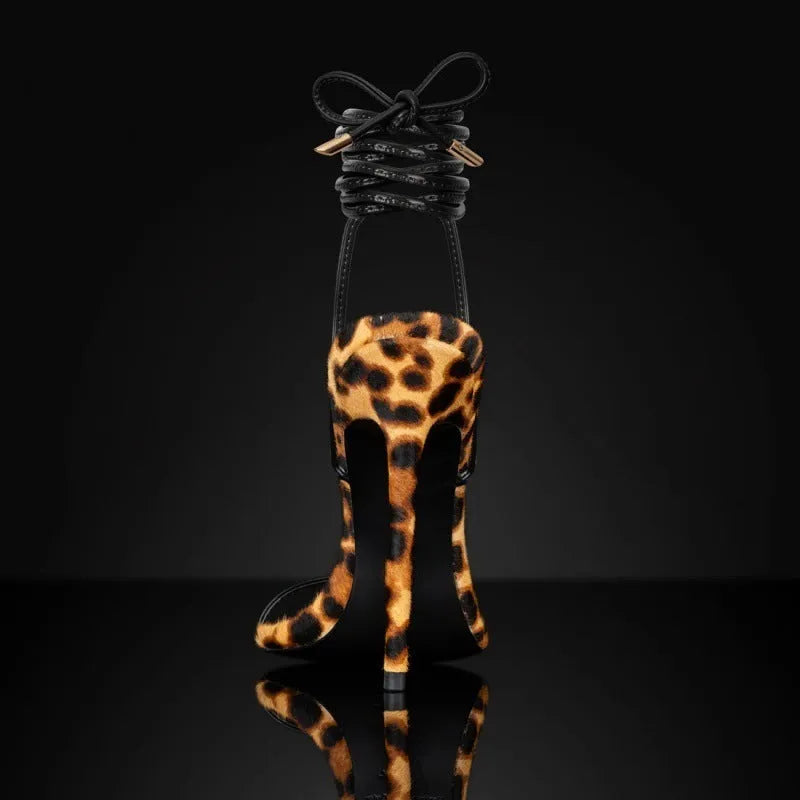 Leopard print women's sandals with pointed toe and buckle fastening on rubber sole