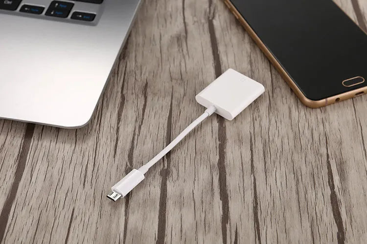 Compact 10cm USB 2.0 SD card reader in black with TPE and ABS construction