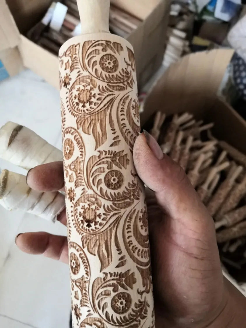 Wooden rolling pin with embossed Christmas snowflake pattern, 45 cm long.