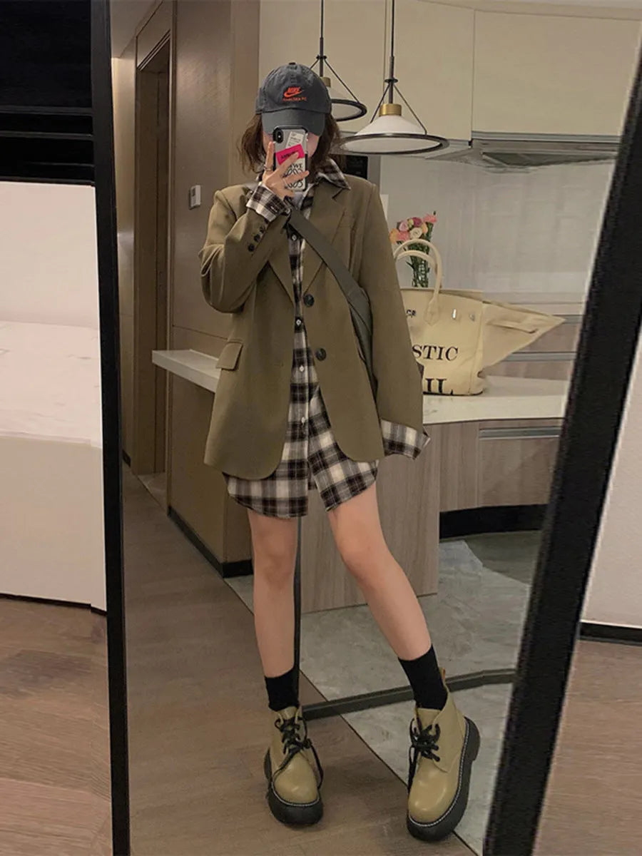 Korean-style light beige polyester small suit jacket with long sleeves and pockets on a model.