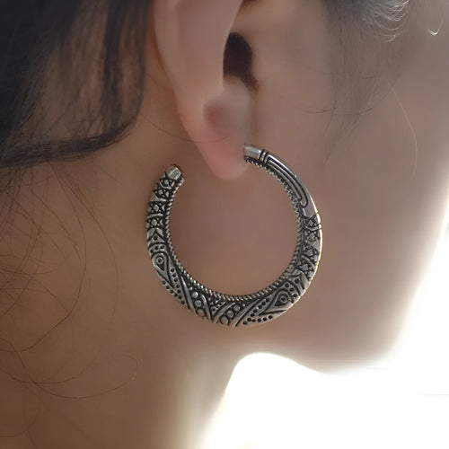 C-shaped vintage engraving earrings in alloy with clip-on fastening in bronze and silver colours