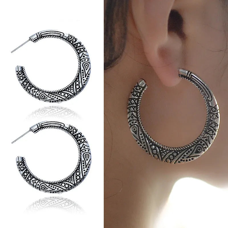 C-shaped vintage engraving earrings in alloy with clip-on fastening in bronze and silver colours