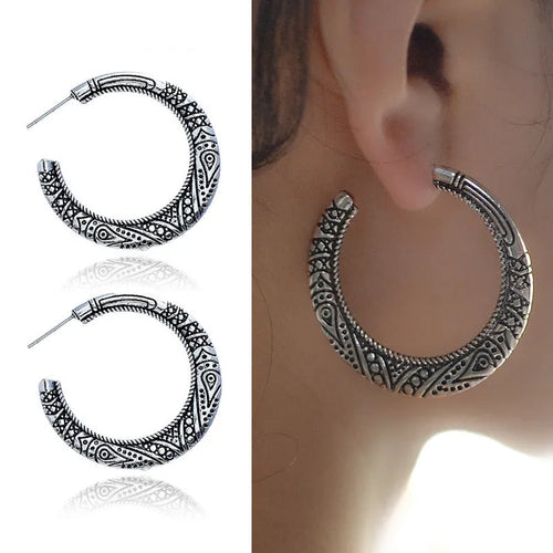C-shaped vintage engraving earrings in alloy with clip-on fastening in bronze and silver colours