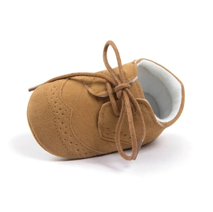 Vintage-style soft-soled baby shoes in synthetic leather, shown in sizes 11cm, 12cm, and 13cm.