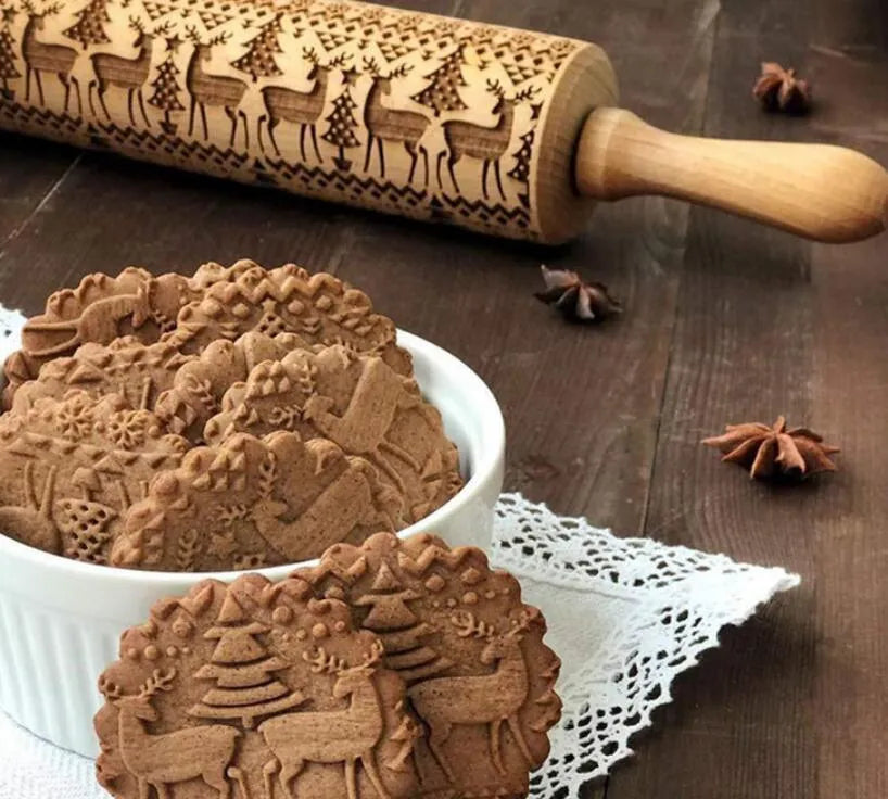 Wooden rolling pin with embossed Christmas snowflake pattern, 45 cm long.