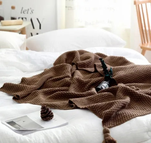 Nordic fringed knit ball blanket in acrylic fabric measuring 130×170cm