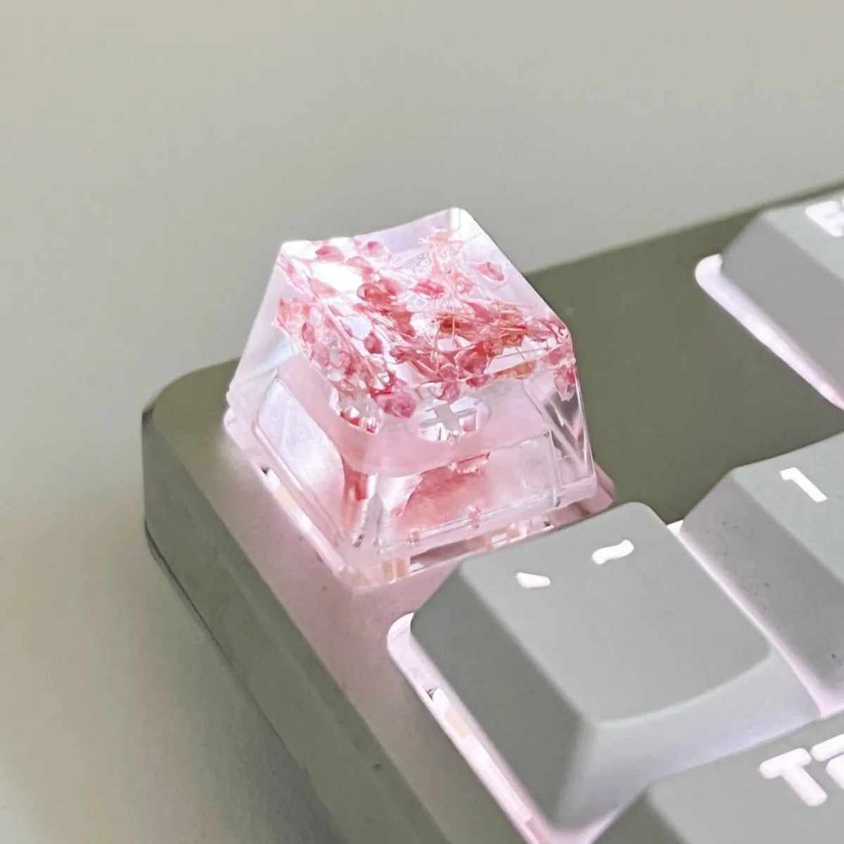 High transparency resin mechanical keyboard keycap with starry sky design in green colour
