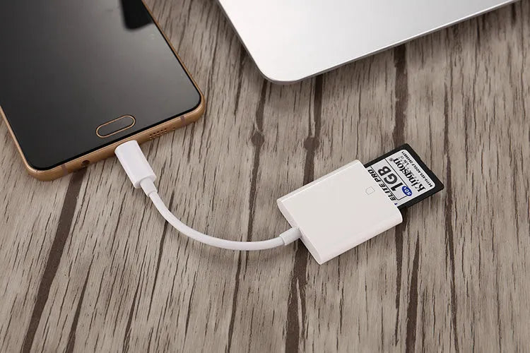 Compact 10cm USB 2.0 SD card reader in black with TPE and ABS construction