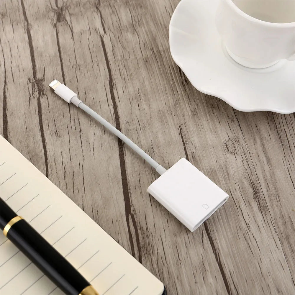 Compact 10cm USB 2.0 SD card reader in black with TPE and ABS construction
