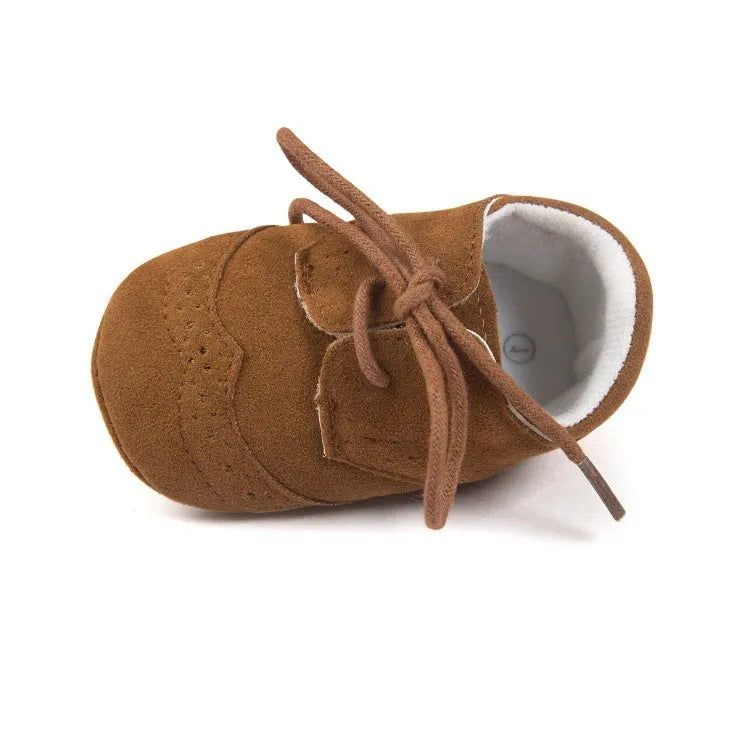 Vintage-style soft-soled baby shoes in synthetic leather, shown in sizes 11cm, 12cm, and 13cm.