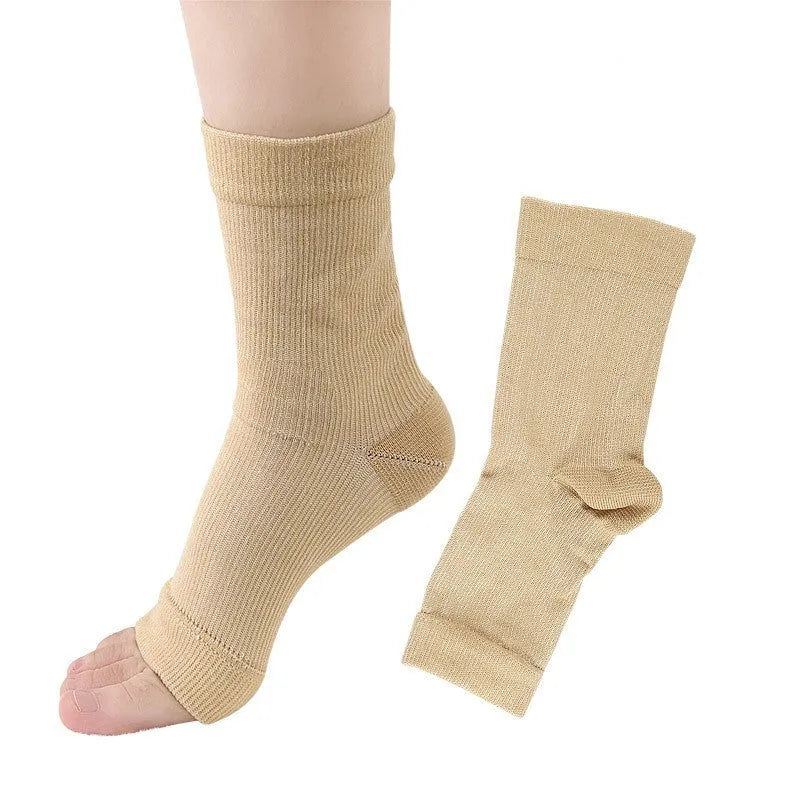 Compression sports socks in short tube length with elastic pressure design for basketball activities