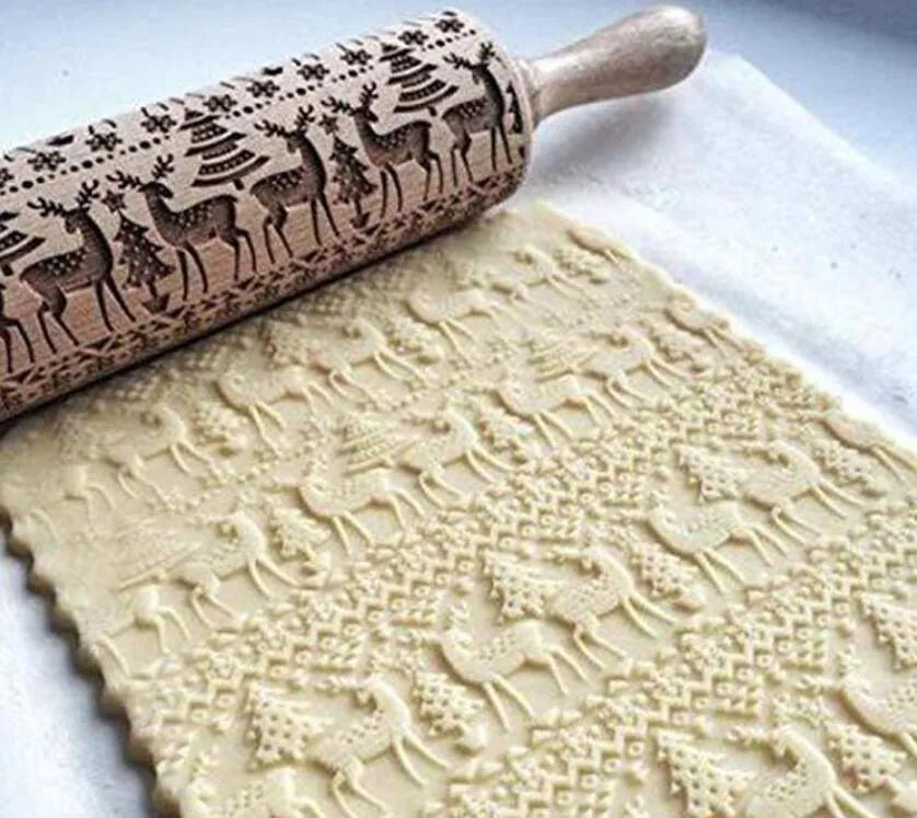 Wooden rolling pin with embossed Christmas snowflake pattern, 45 cm long.