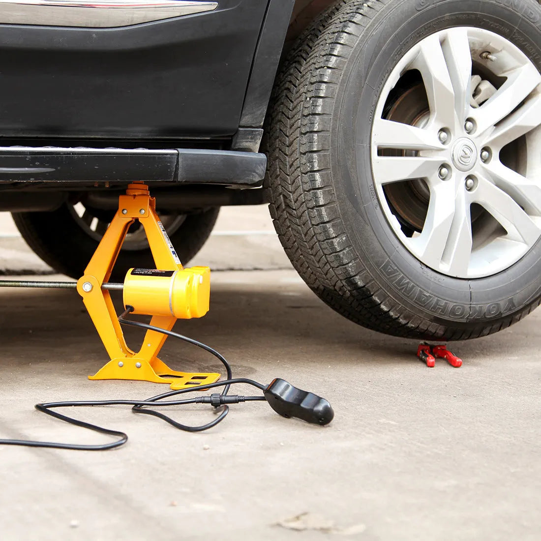 TY002 model electric hydraulic car jack kit with remote control, showing extended height.