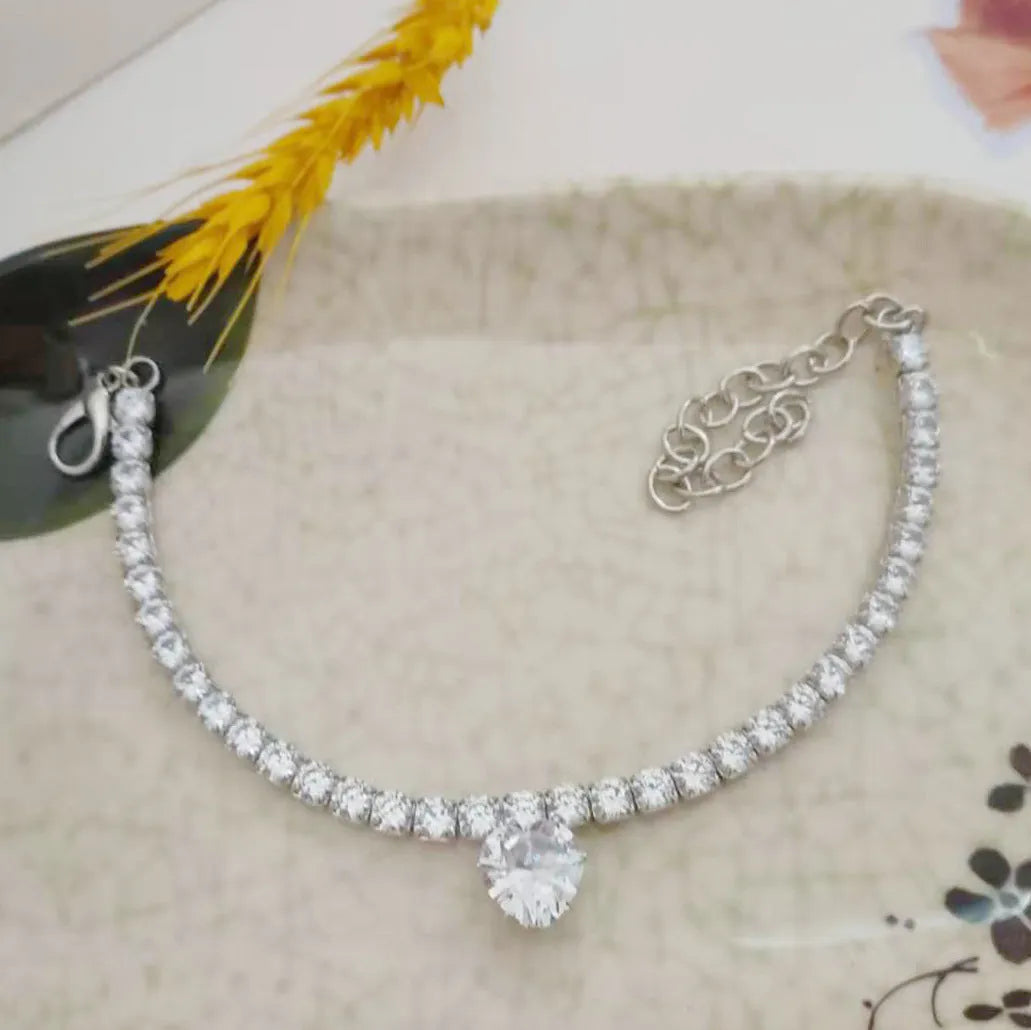 Heart-shaped rhinestone pet collar for dogs and cats in gold, with adjustment chain.