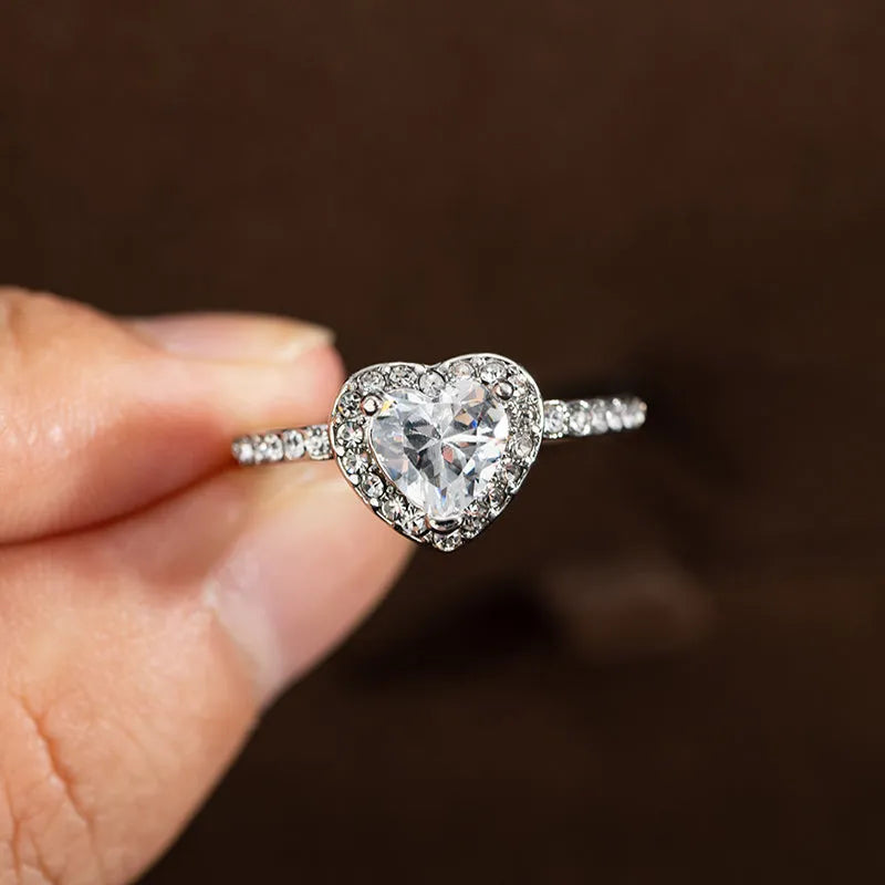 Heart-shaped crystal wedding ring with white copper construction in rose gold or silvery finish