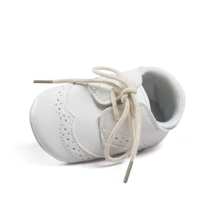 Vintage-style soft-soled baby shoes in synthetic leather, shown in sizes 11cm, 12cm, and 13cm.