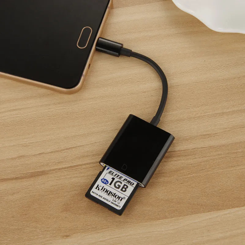 Compact 10cm USB 2.0 SD card reader in black with TPE and ABS construction