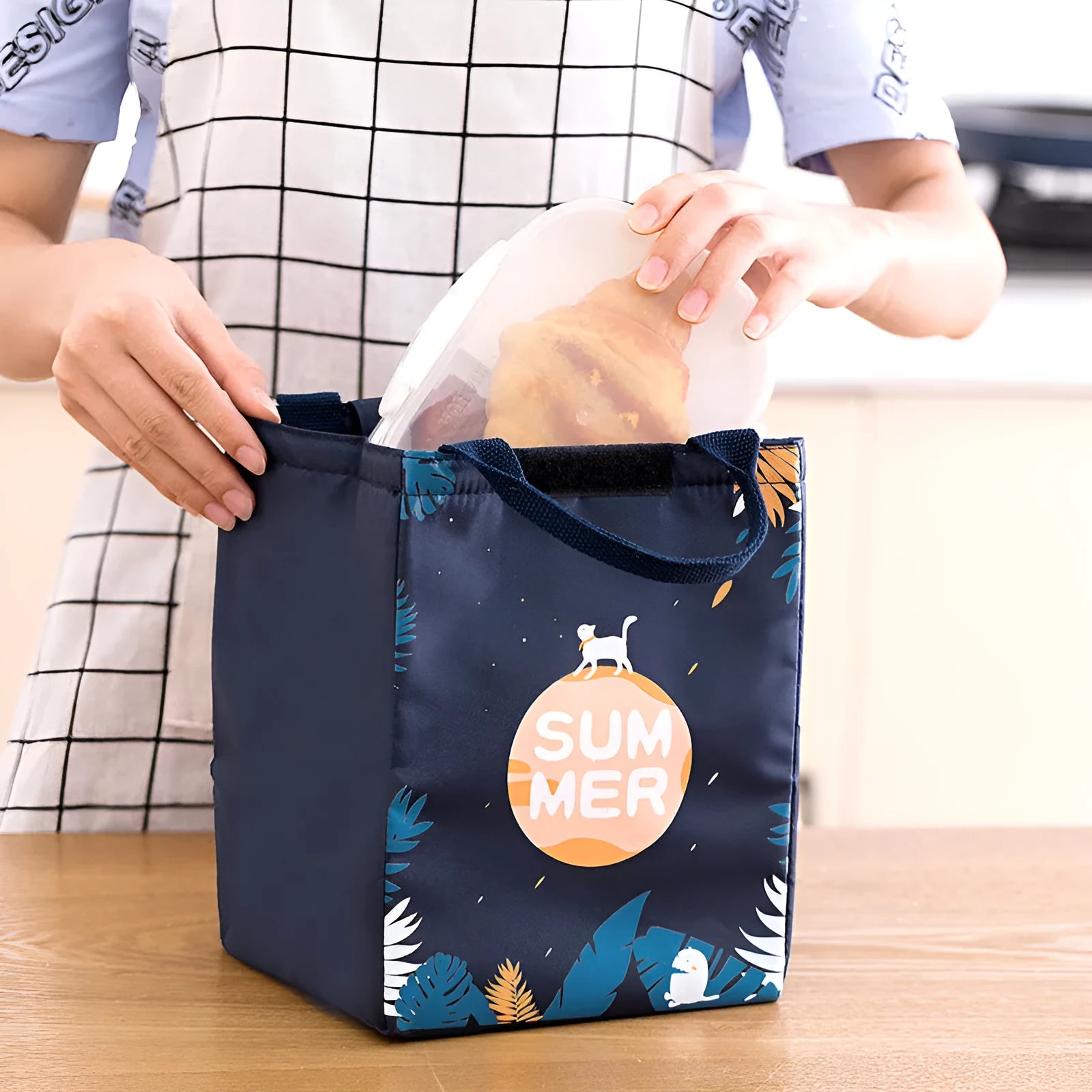 Insulated lunch box set with carrying bag in Oxford cloth, designed for office workers