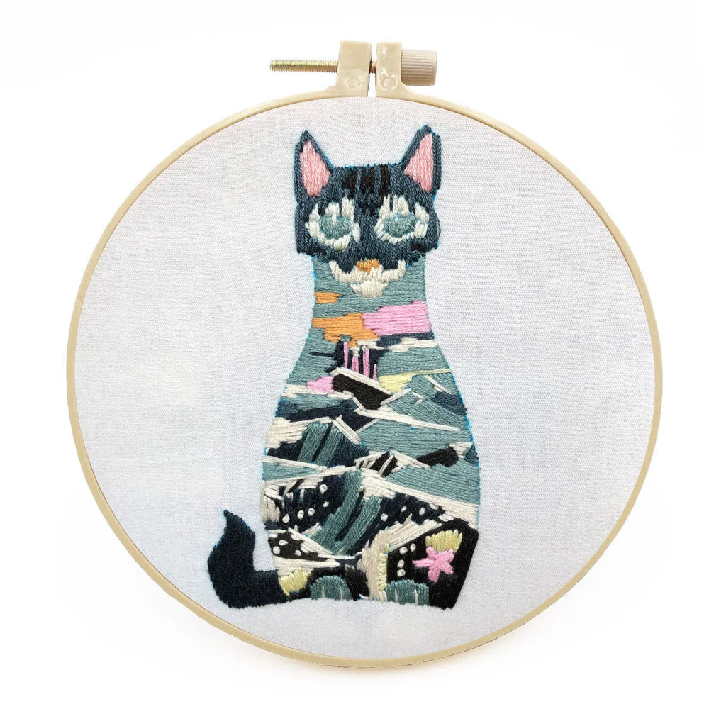 DIY cat embroidery kit with three-dimensional European design on cotton fabric including embroidery hoop