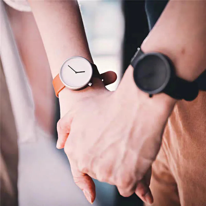 Unisex quartz watch with 40mm alloy case, PU strap, and 30M waterproof rating in coffee white