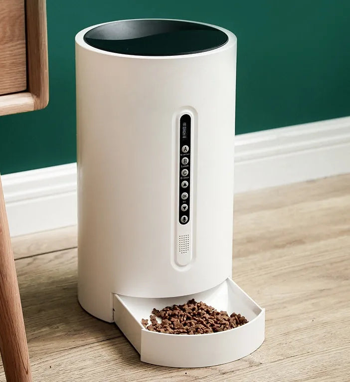 White smart pet feeder with 4.6L capacity and smartphone app connectivity
