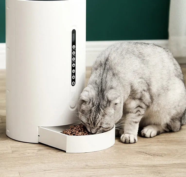 White smart pet feeder with 4.6L capacity and smartphone app connectivity