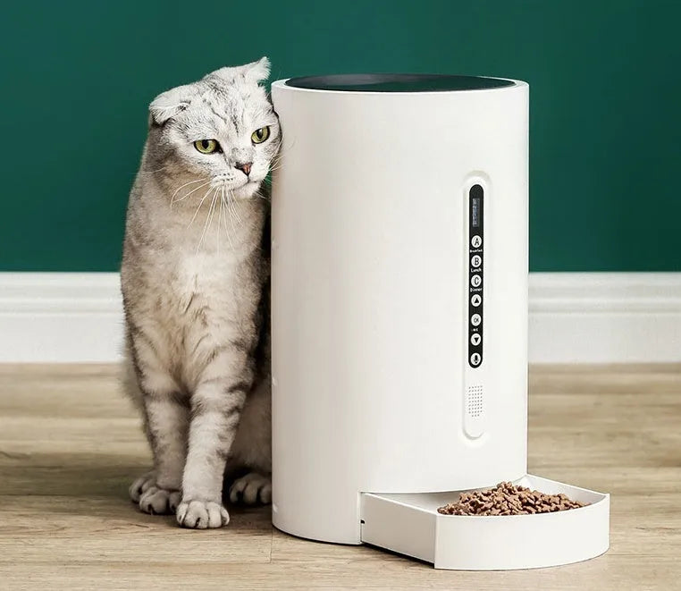 White smart pet feeder with 4.6L capacity and smartphone app connectivity