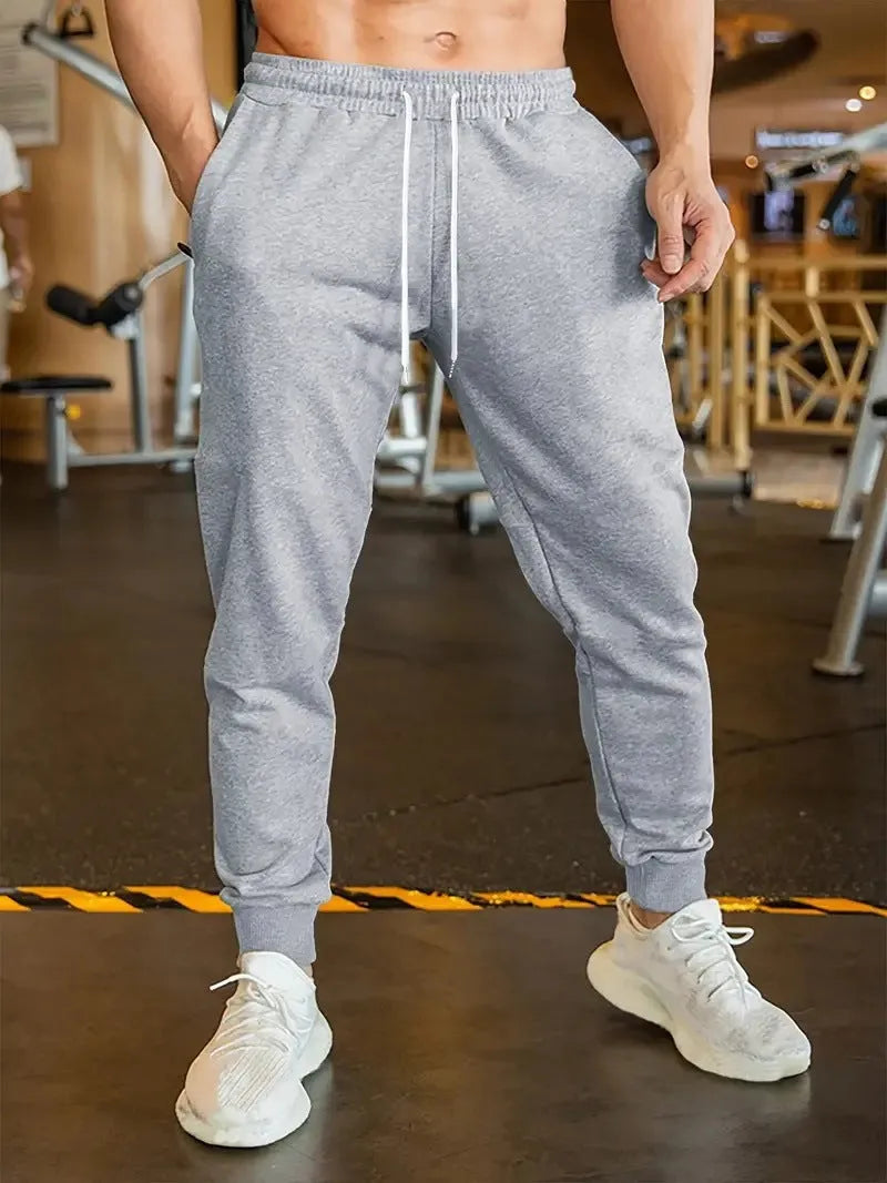 Men's linen-coloured leisure trousers with a loose fit and drawstring waist.