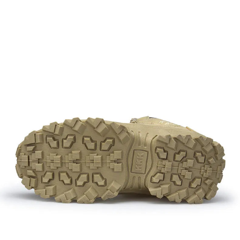 Men's US Army Delta tactical boots in black and sand colours with rubber sole for outdoor use.