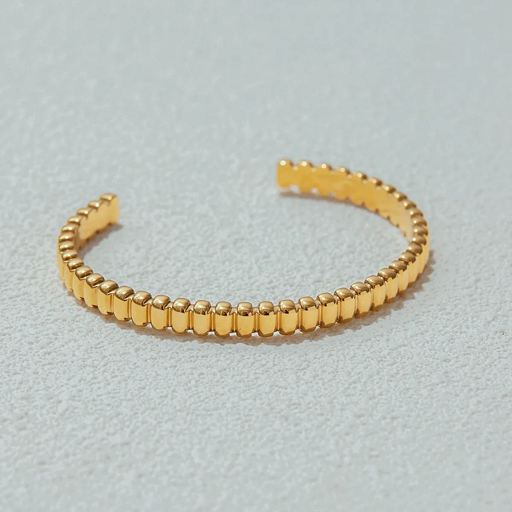 Women's stainless steel bracelet in an electroplated colour with a European and American style design.