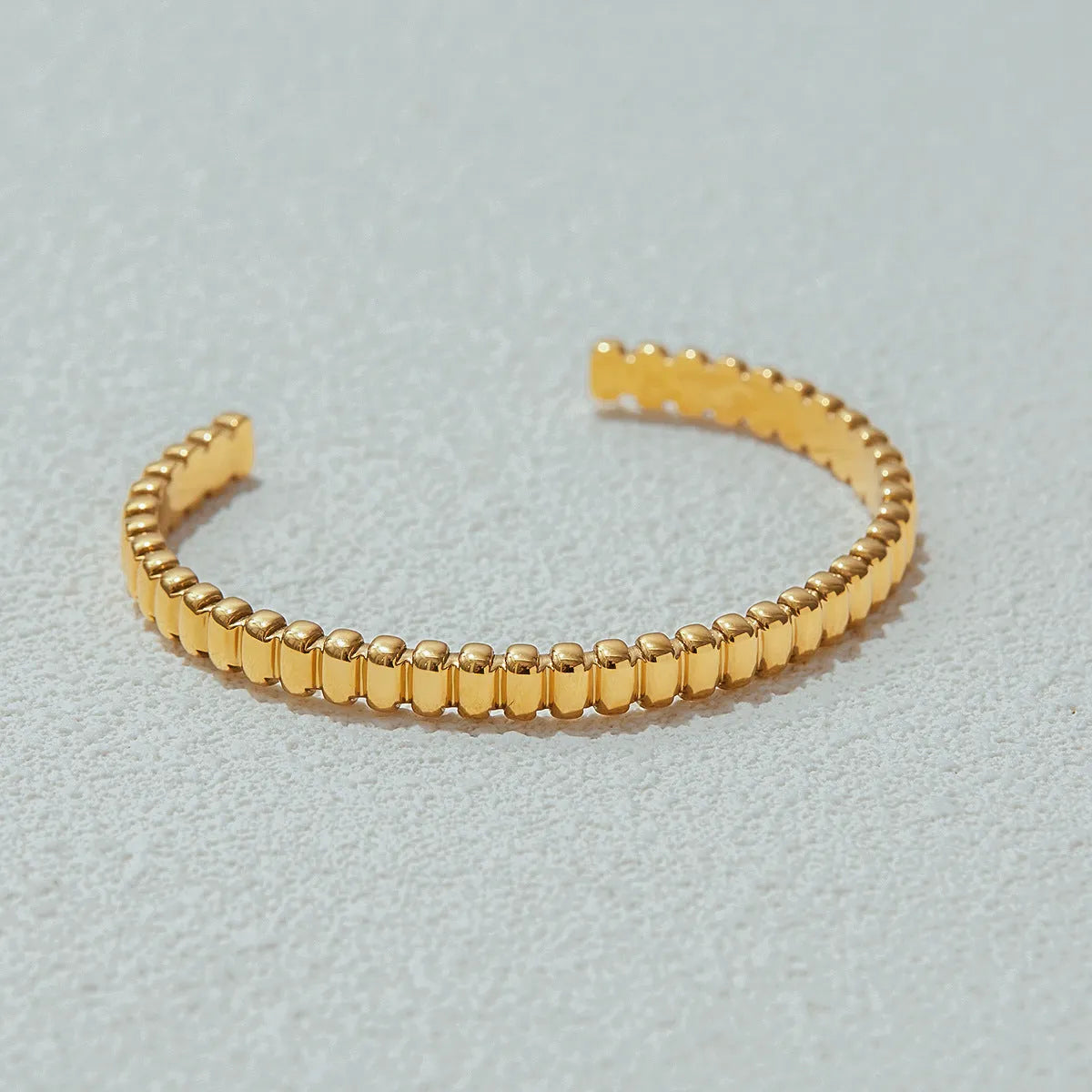 Women's stainless steel bracelet in an electroplated colour with a European and American style design.