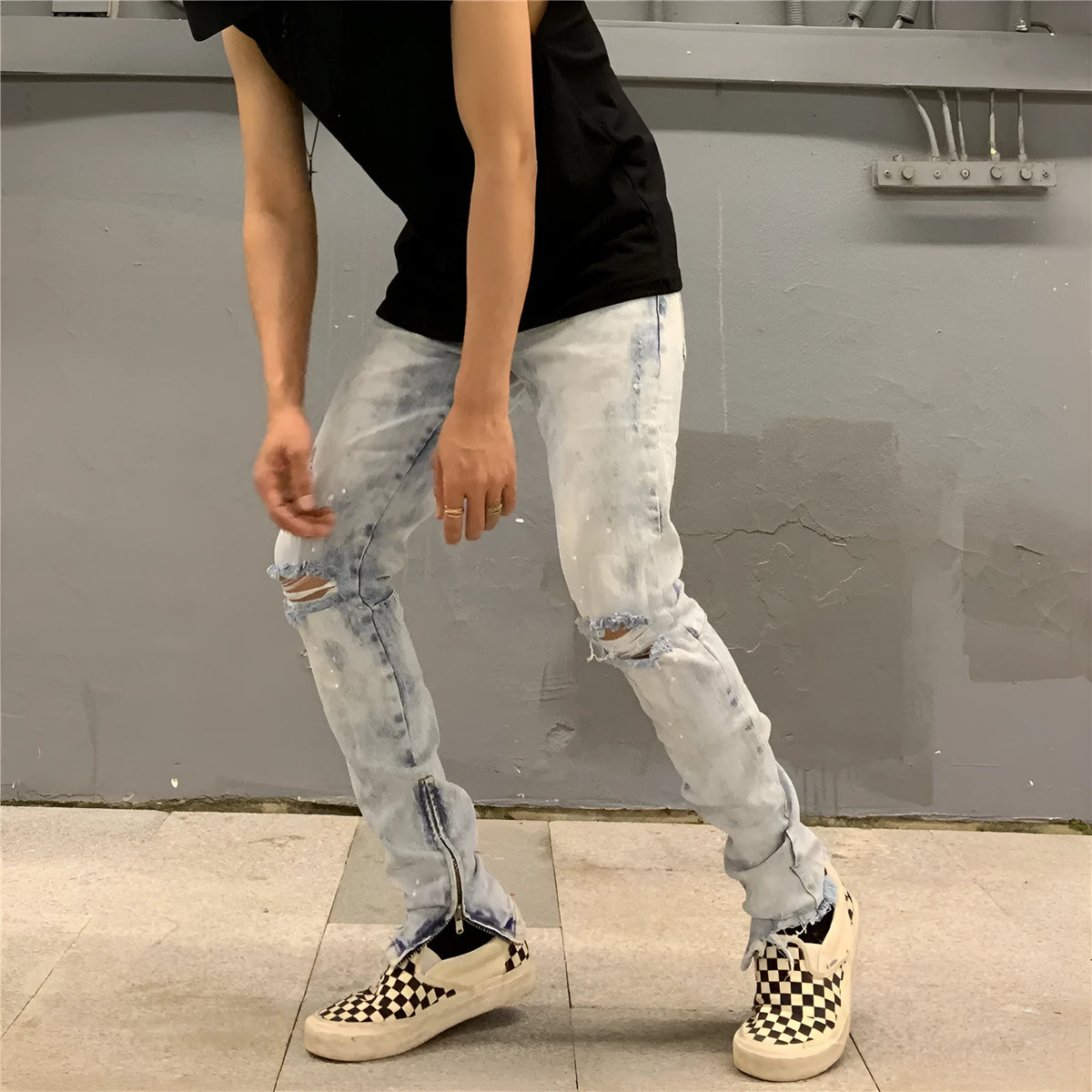 Men's light blue zipper jeans with cotton main fabric, shown in sizes 30 to 36 with waist and length measurements in cm.