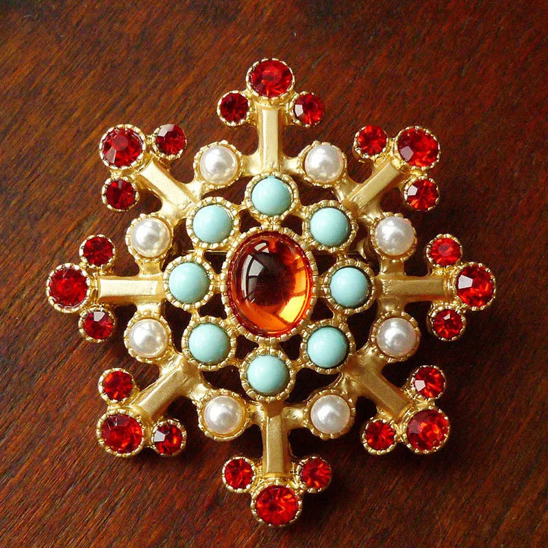 Baroque vintage diamond-shaped brooch in zinc alloy with eight size options displayed