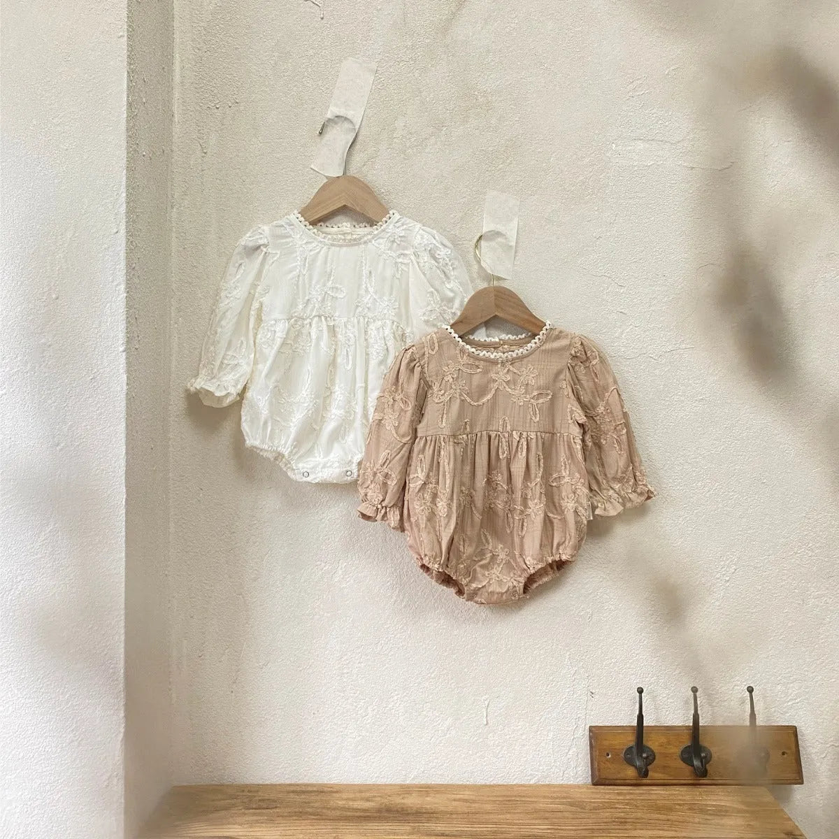 Girl infant stereo lace princess dress in beige, suitable for 66cm to 100cm heights, polyester fibre fabric