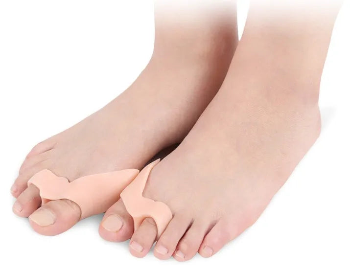 Silicone bunion corrector with double-hole SEBS toe separator for hallux valgus, in skin colour or white.